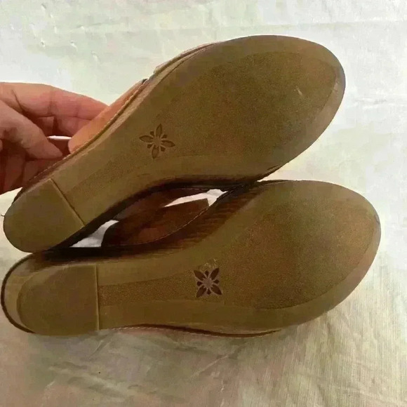 BCBG Generation Suede Coral Tan Chucky Wedge Sandals Penelope Sz 8.5 - Picture 4 of 6